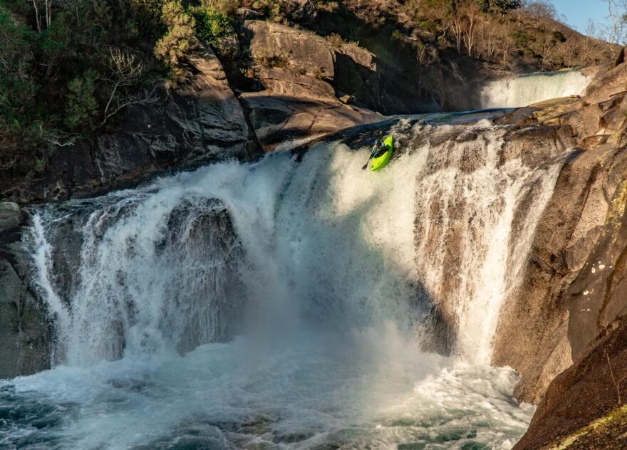 Michal si hlídá nájezd na hraně druhého ze tří vodopádů na ikonickém úseku spodního Castra.