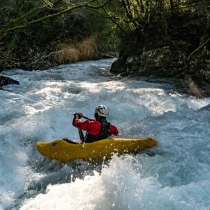 A pak že na singlu už nikdo nejezdí… Eda se zlomeným pádlem v nájezdu do peřeje na řece Deva.