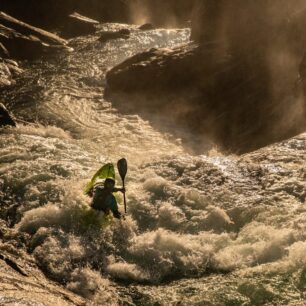 Michal v technickém nájezdu na hraně posledního z trojice vodopádů na spodním úseku Castra.