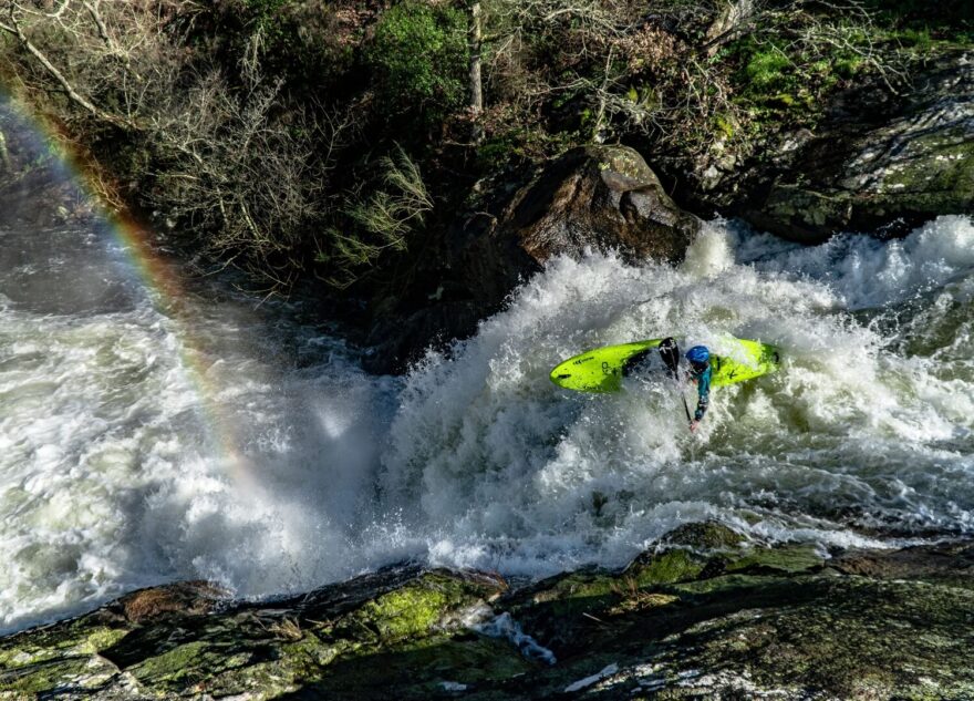 Michal odpaluje boof na rio Ulla.