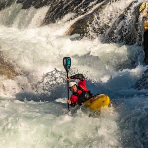 Eda odpaluje boof na jedné z nejhezčích kombinací na horním úseku Castro Laboreiro.