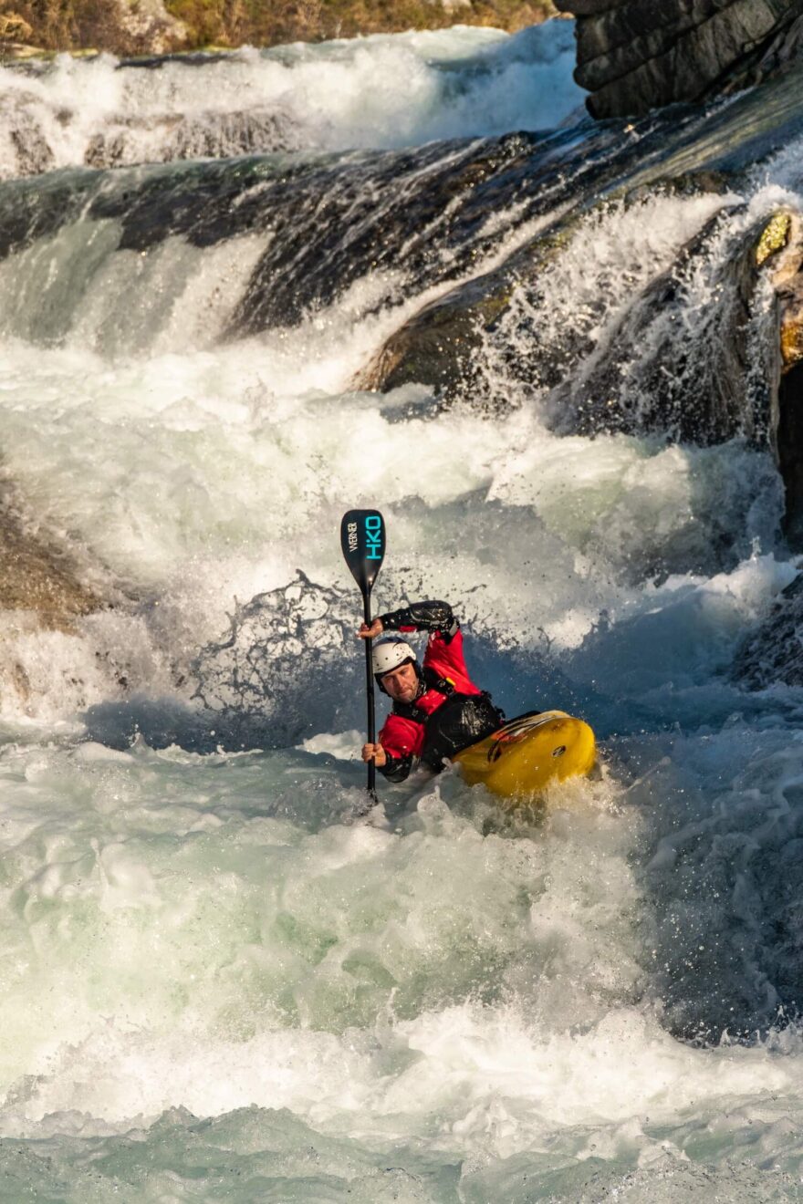Eda odpaluje boof na jedné z nejhezčích kombinací na horním úseku Castro Laboreiro.