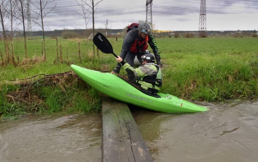 Překonání lávky s dpomocí na Čertíku.