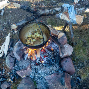 Vaření čerstvě nachytaných ryb na ohni.