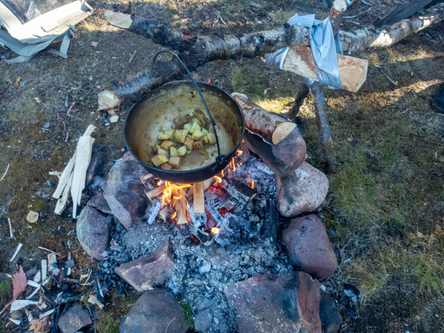 Vaření čerstvě nachytaných ryb na ohni.