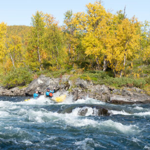 U větších peřejí jsme obnesli bagáž a spluli jsme je v prázdných lodích.