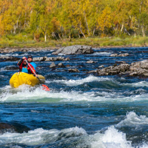 Krásu řeky skvěle doplňovala podzimní severská příroda.