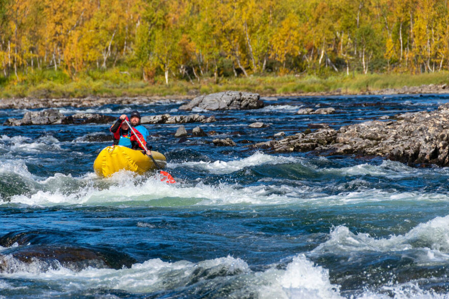 Krásu řeky skvěle doplňovala podzimní severská příroda.