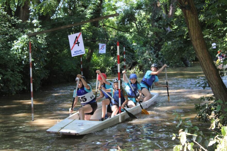 Slalom se nejčastěji jezdí v klasických brankách. Někdy jsou k vytyčení trasy používány také bóje.