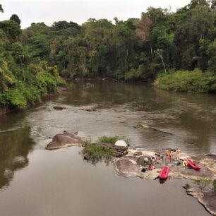 Přišli jsme o mačety. Místa na spaní proto z důvodu bezpečnosti hledáme na ostrovech.