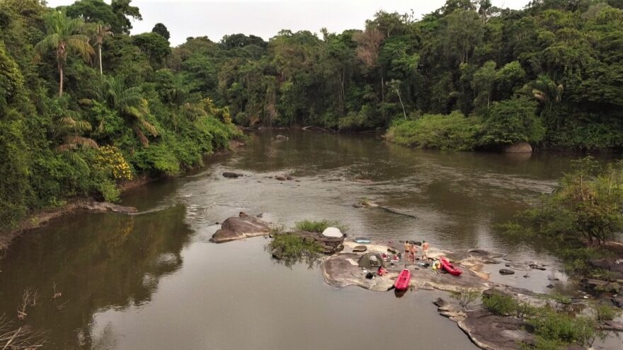 Přišli jsme o mačety. Místa na spaní proto z důvodu bezpečnosti hledáme na ostrovech.