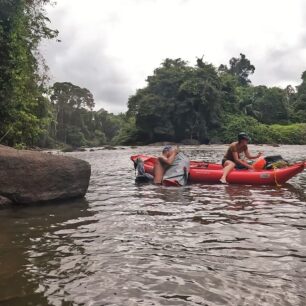 Když jsme se cvakli, snažili jsme se kvůli piraním dostat z vody co nejrychleji.