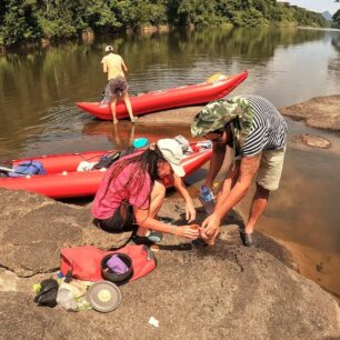 Dan měl kliku, piraňa mu prst jen pokousala.