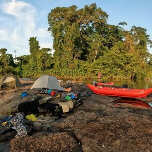 Tady nás v noci ve stanu navštěvovali kajmánci.