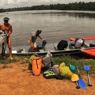 Na konci plavby nás vyzvedli domorodci s motorovým člunem.