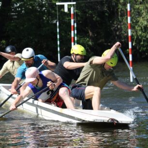 Při slalomu je třeba využít všechny možné techniky práce s pádlem.