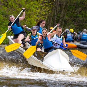 Že na pramici nezažiješ adrenalin? Podívej se na výrazy ve tvářích závodnic...