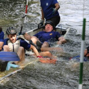 Stačí chybný náklon při slalomu a i stabilní pramice jde ke dnu.