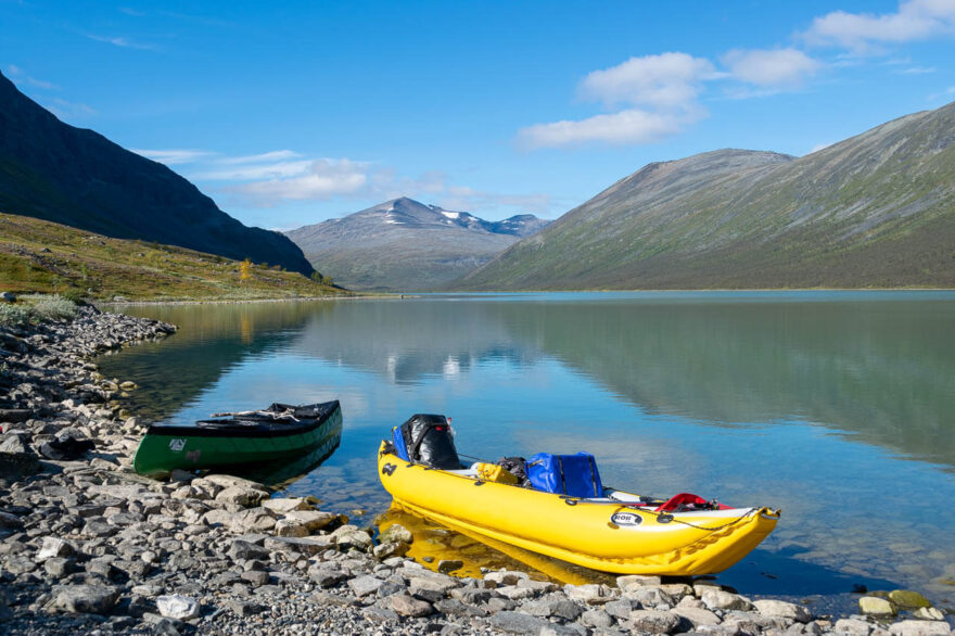 Naše řeka propojuje několik jezer, která je třeba přepádlovat.