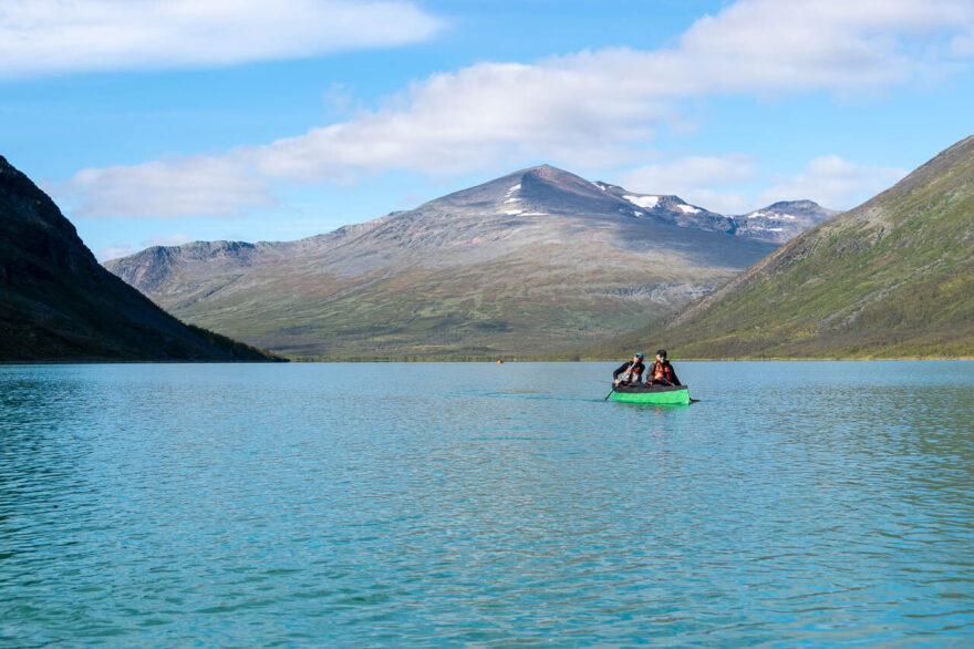 Při pádlování přes jezera jsme měli štěstí na počasí i vítr.