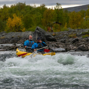 Mezi jezery řeka vytváří pěkné peřeje.