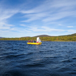Jedno jezero jsme zvládli přeplout za pomoci plachty.