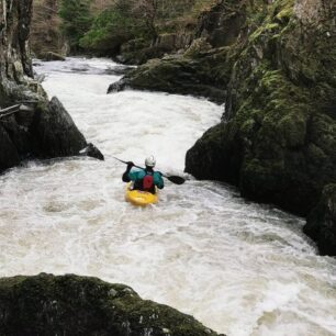 Výjezd ze soutěsky na Lledru. Vlevo via ferrata pro rybáře.