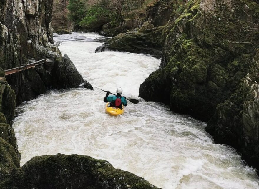 Výjezd ze soutěsky na Lledru. Vlevo via ferrata pro rybáře.