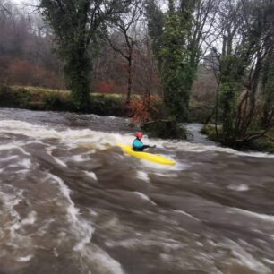 Surfování na řece v podání našeho pana domácího.