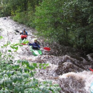 Lomnický potok 2021. Jirka na zelené lodi uprostřed.