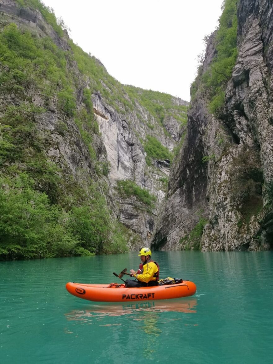 V kaňonu řeky Komarnica v Černé Hoře.