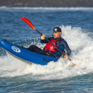 Surfing s packraftem na Kanárských ostrovech.