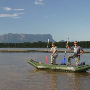 Expedice Orinoco -Amazonas 2004 s Beckem. V pozadí stolová hora Yapacana.