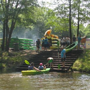 Horní přístav s tábořištěm a ubytováním v Bardo.