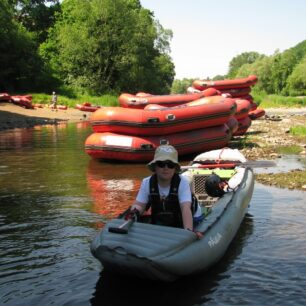 Hromady raftů čekající na klienty před vyplutím pod jezem v Ławici u Kłodzka.