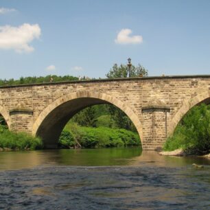 Kamenný most přes Nysu v Bardo byl dokončen roku 1589. Jeho gotická přestavba pochází z roku 1909.