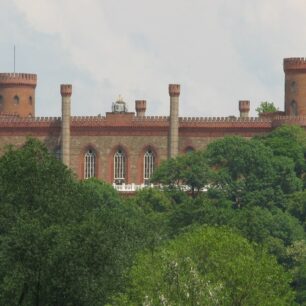 Zámek Kamieniec Ząbkowicki v pohledu od řeky.