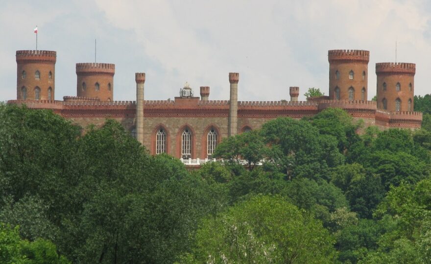 Zámek Kamieniec Ząbkowicki v pohledu od řeky.
