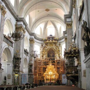 Interiér baziliky Navštívení Panny Marie v Bardo. V oltáři je přechovávána vzácná soška Panny Marie.