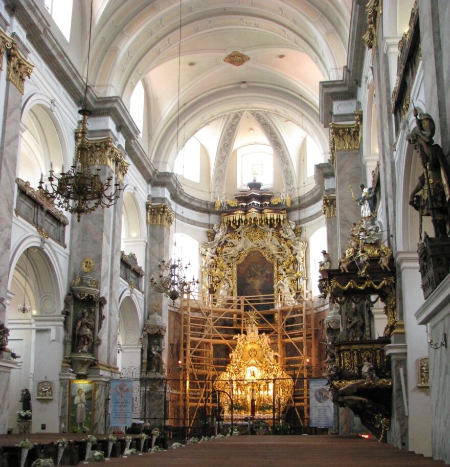 Interiér baziliky Navštívení Panny Marie v Bardo. V oltáři je přechovávána vzácná soška Panny Marie.