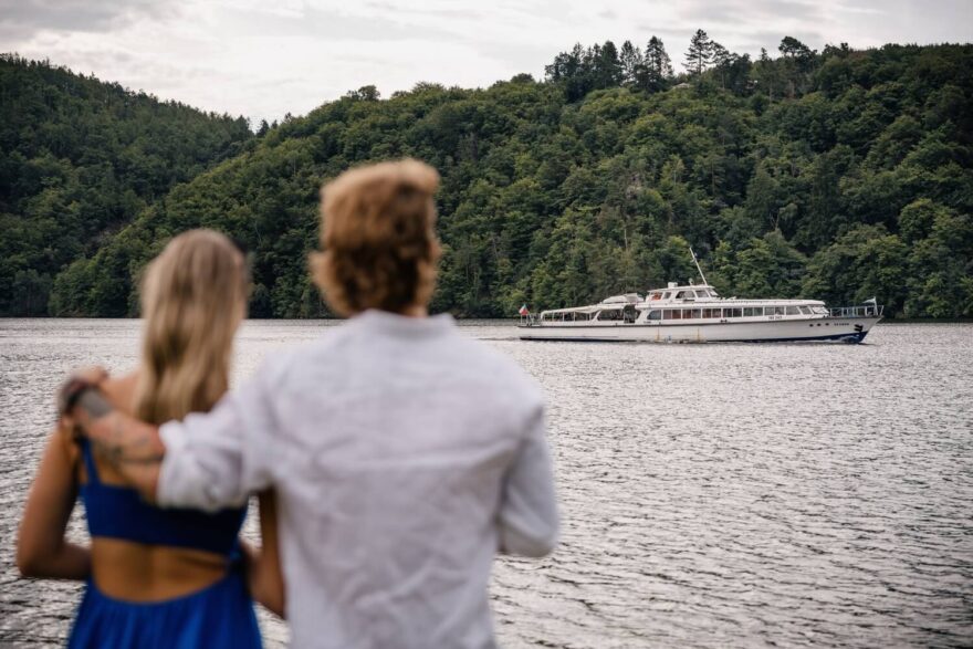 Slapská přehrada se v létě hemží nerůznějšími plavidly. Od paddleboardů až po velké parníky. / F: Ondřej Soukup
