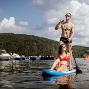 Klidná hladina je vhodná také pro paddleboarding. / F: Ondřej Soukup