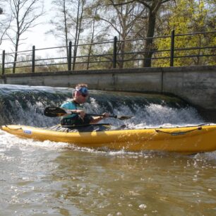 Menší jez na Olavě. Sjeli jsme si i druhý, který byl o něco vyšší.
