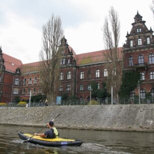 Pádlování před Národním muzeem, které se specializuje na výtvarné umění.