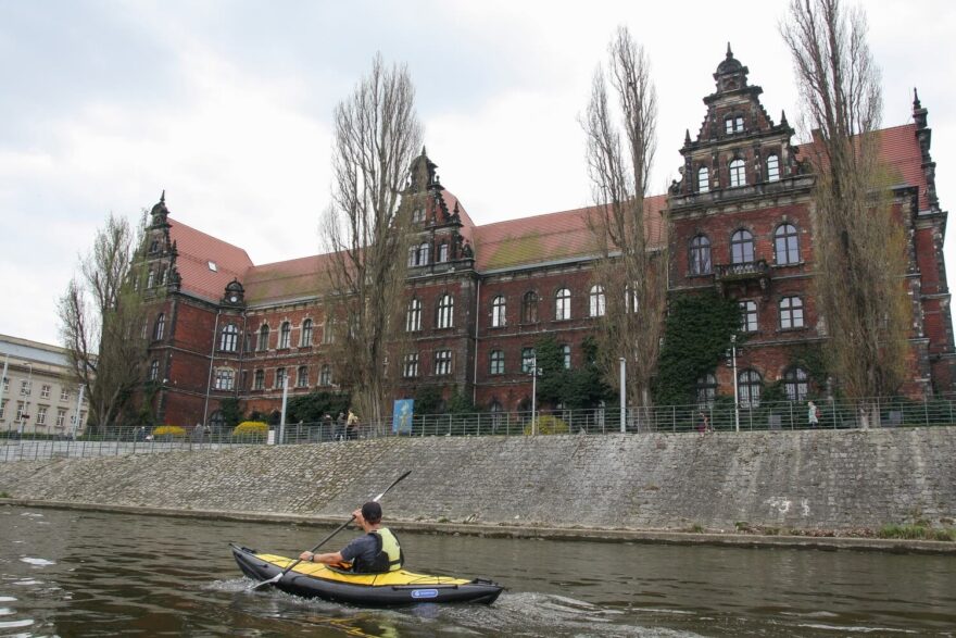 Pádlování před Národním muzeem, které se specializuje na výtvarné umění.