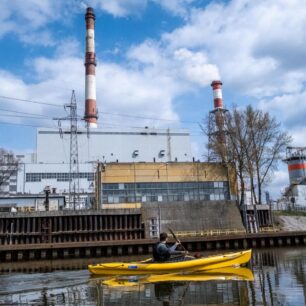 Na západním okraji města je hned u řeky veliká elektrárna.