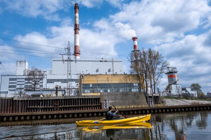 Na západním okraji města je hned u řeky veliká elektrárna.