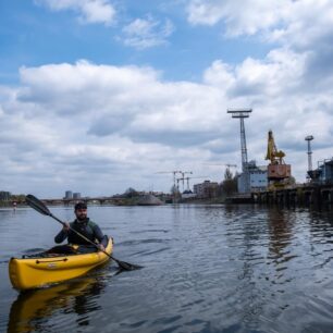 Chátrající jeřáby v dřívějším překladišti uhlí.