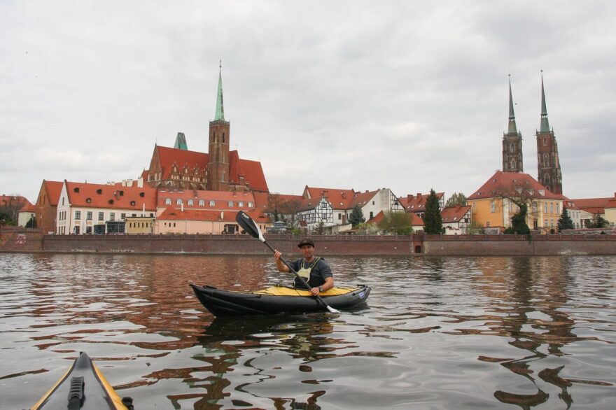 V kajaku lze doplout až do historického centra města.