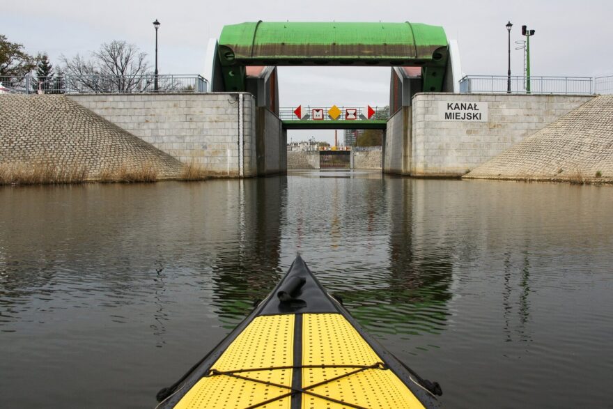 Těmito protipovodňovými vraty začíná kanál Miejski.